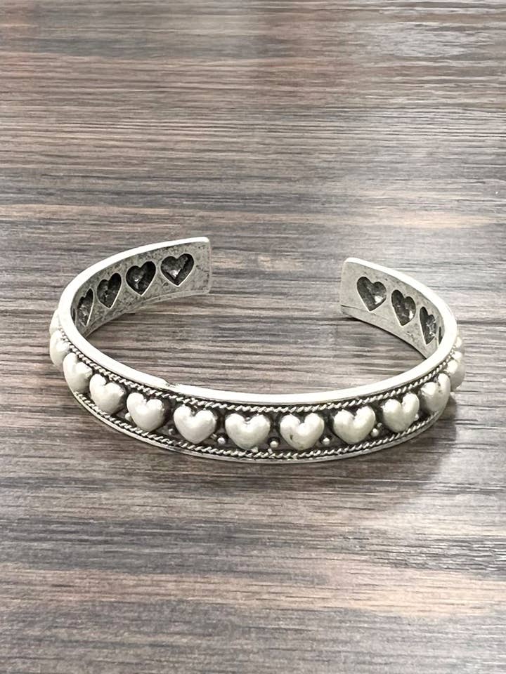 711632, Bracelet Manchette Cœur Bohème pour la vente par ISAC Trading Inc