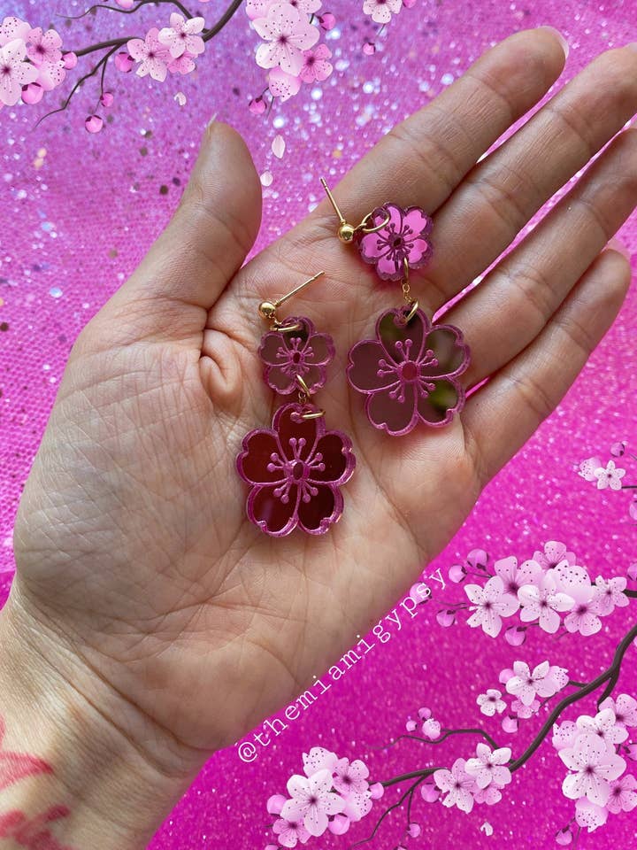 Boucles d'oreilles fleur de cerisier pour la vente par Cosmic lovely