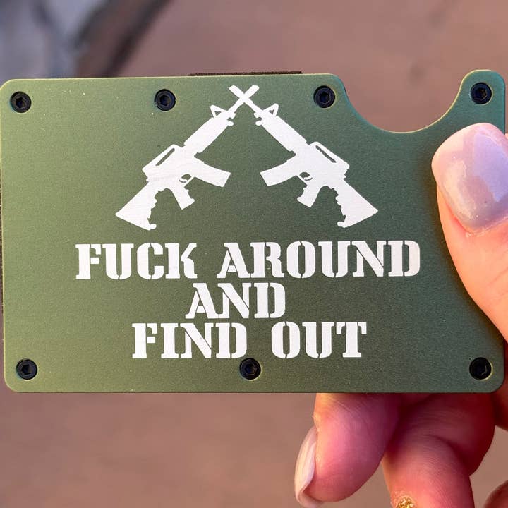 Cartera Delgada Personalizada Grabada | Cartera Grabada | Jódete y Descúbrelo AR15 | Regalo para el Padrino de Boda | Cumpleaños | Personalizado | Cartera de Tarjetas | Pared de Metal para venta al por mayor de Redneckbougie Co