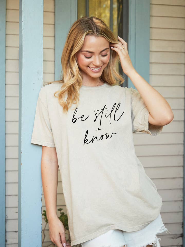 Top graphique surdimensionné BE STILL AND KNOW pour la vente par OAT COLLECTIVE