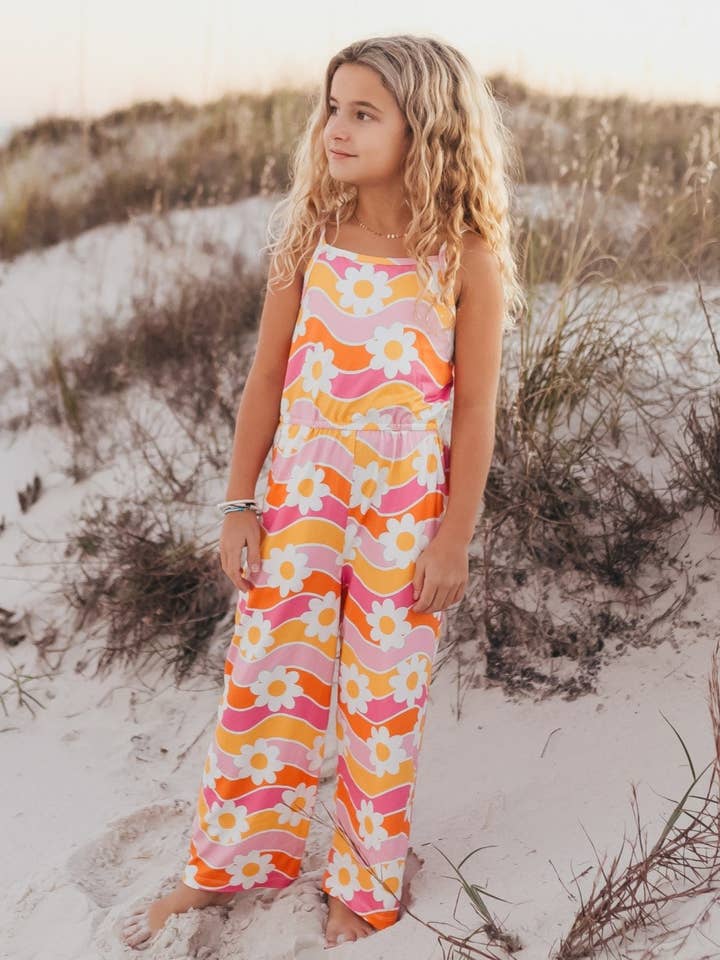 Combinaison rétro florale pour enfants en mandarine et rose avec poches pour la vente par Oopsie Daisy