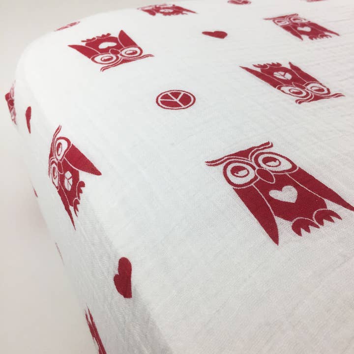 Peace & Love Owls Spjälsängslakan (ekologisk bomullsmuslin) för wholesale av Bambino Land