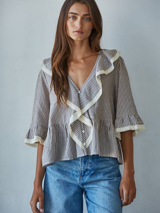 L9000 | Top rayé en coton et lin tissé avec volants pour la vente par By Together