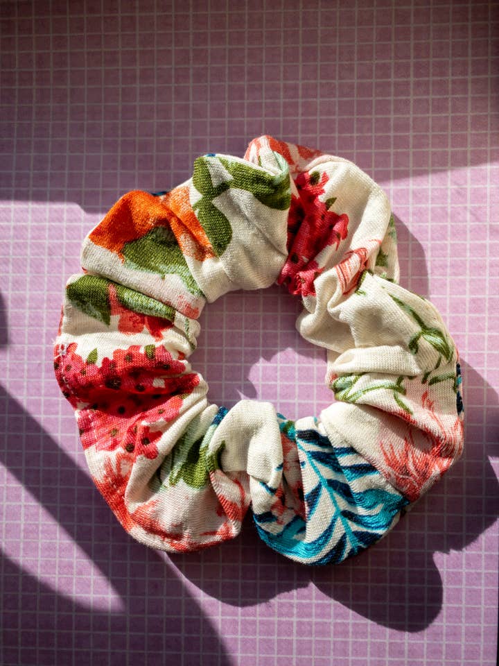 Chouchou Tropical Florals pour la vente par Art By Vivian Rodarte