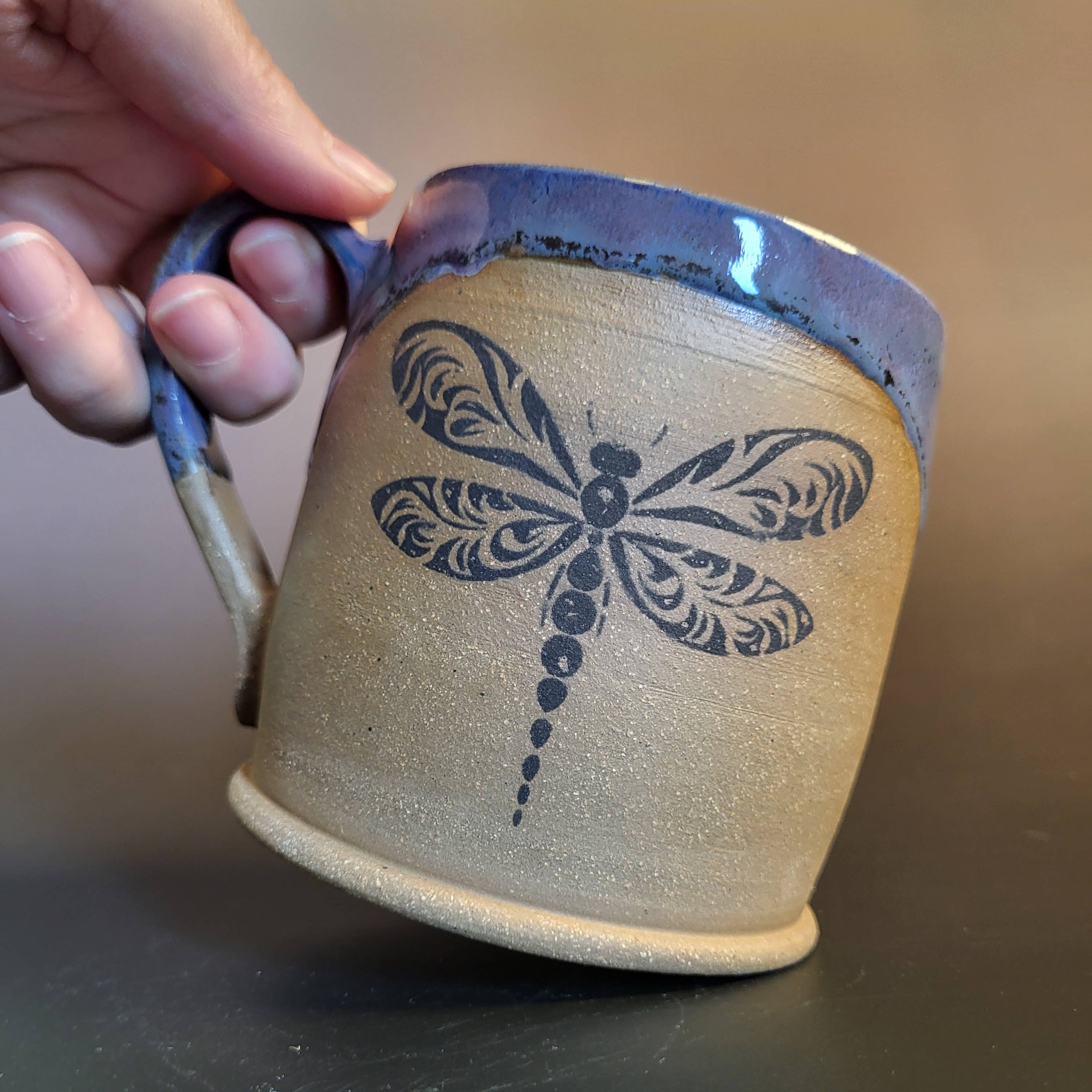 Divine Vessels Pottery – wholesale Kaffekoppar – Trollsländamugg med lila och blå glasyr6