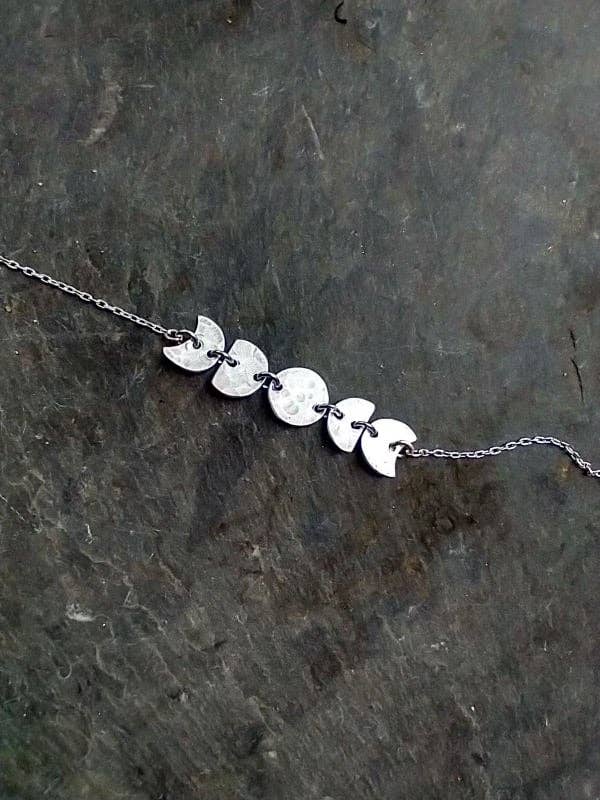 Collana piccole fasi lunari orizzontali - Alluminio per la vendita all'ingrosso da parte di Weaving Winds