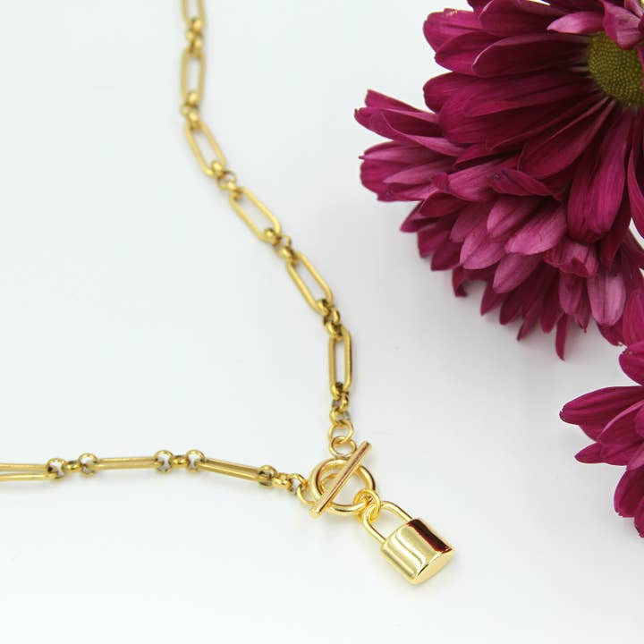 Sunday Girl by Amy DiLamarra – wholesale Pendant/charm necklace – NK-424-P | Nolita Padlock Figaro Chain Toggle Necklace2
