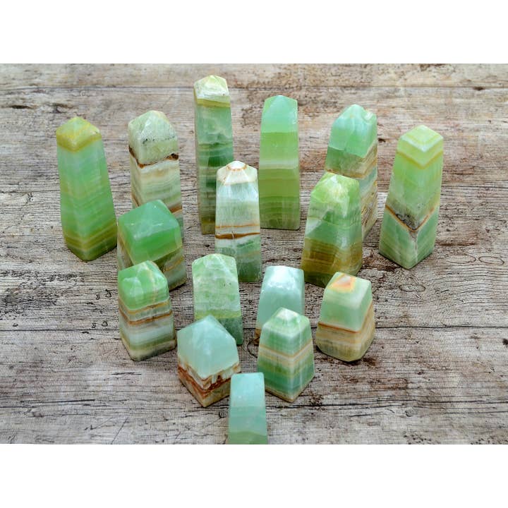 Lot de 4 à 8 obélisques en calcite pistache, 1 kg pour la vente par Kaia & Crystals