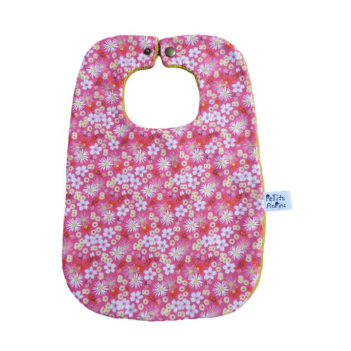 Babero modelo Flores fondo rosa para venta al por mayor de Petits Pinpins