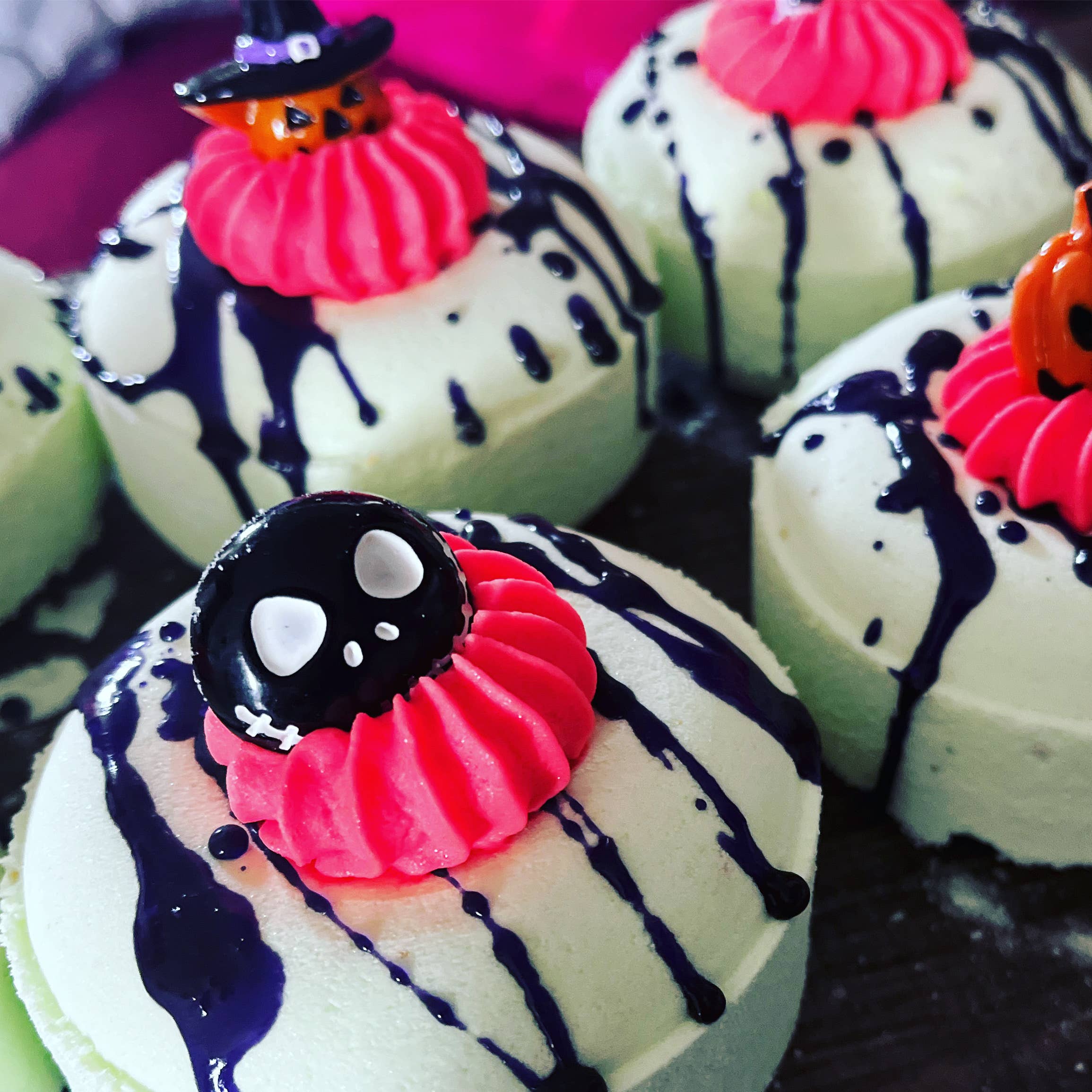 Queen Bath and Beauty – wholesale Bath bomb/fizz – Halloween Donuts With Charms3