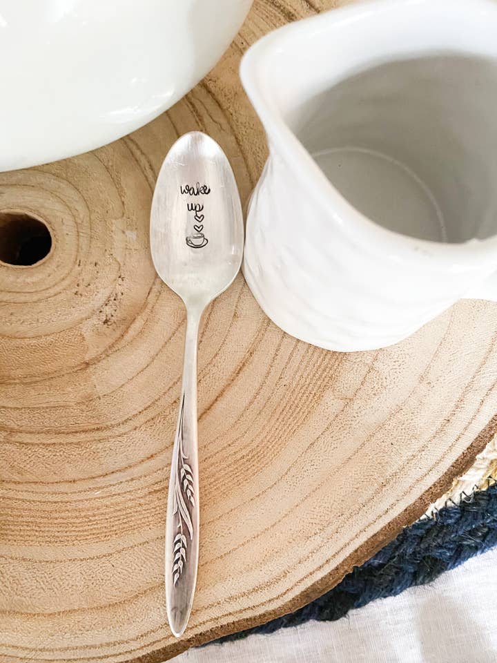 Wake Up vintage lepel met stempel voor wholesale door The Sassy Barn