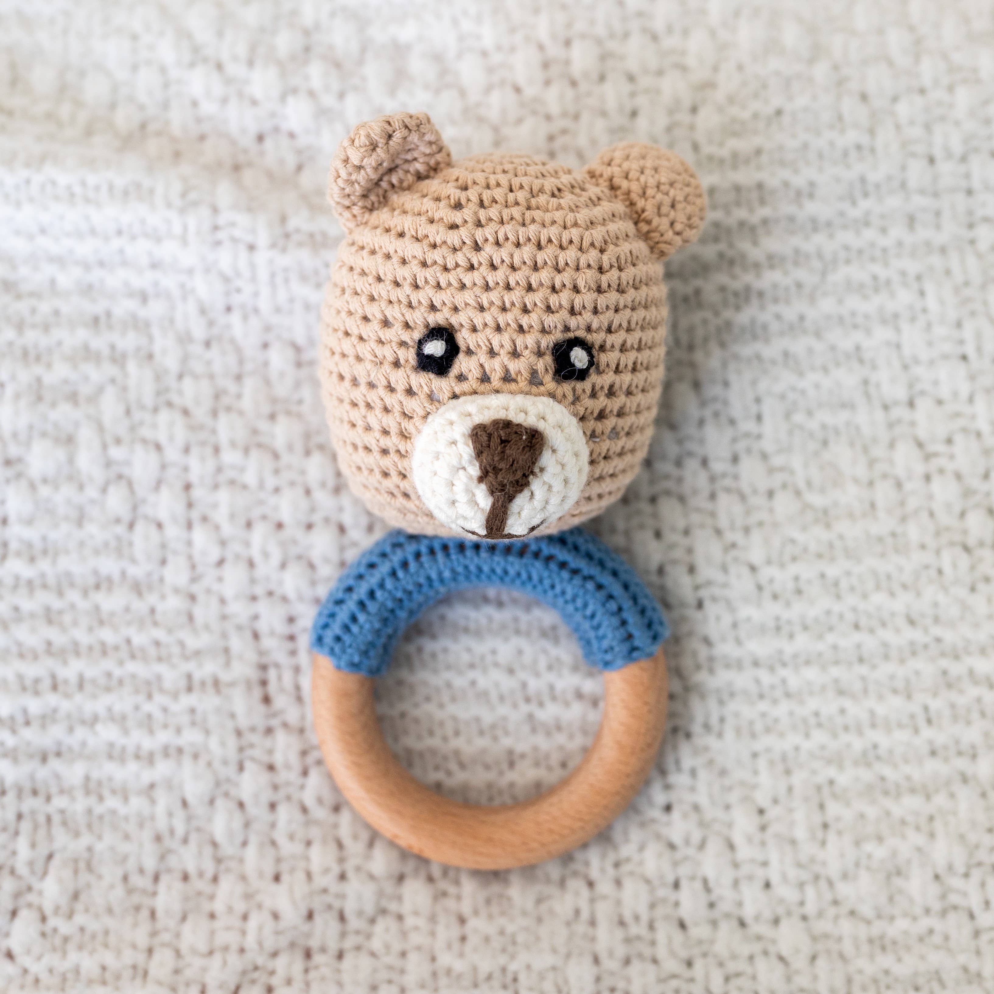 Wonderjoys Baby Co - Vente Hochet mobile – bébé - Hochet en crochet à la main en forme d'ours, naturel et bleu/rose5