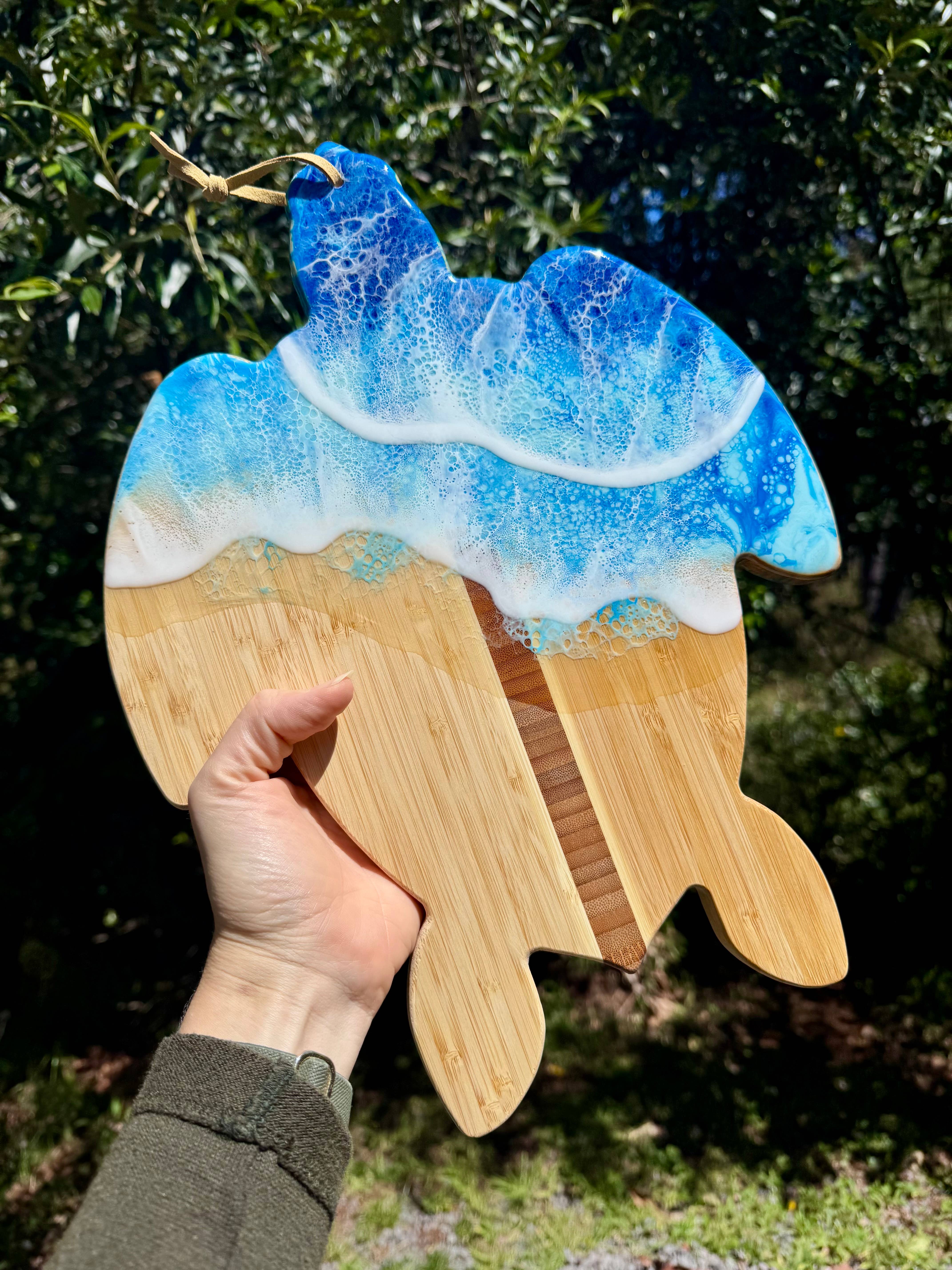 TBM Creations LLC - Vente Plateaux à fromage - Planche à fromage en résine Tortue | Planche à charcuterie Honu fabriquée à Maui7