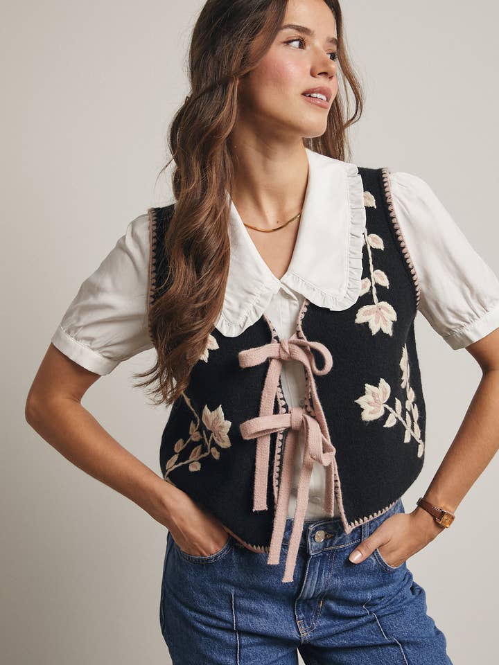 Blomstret strikvest med bindebånd FSW0006 for engroshandel hos Forte