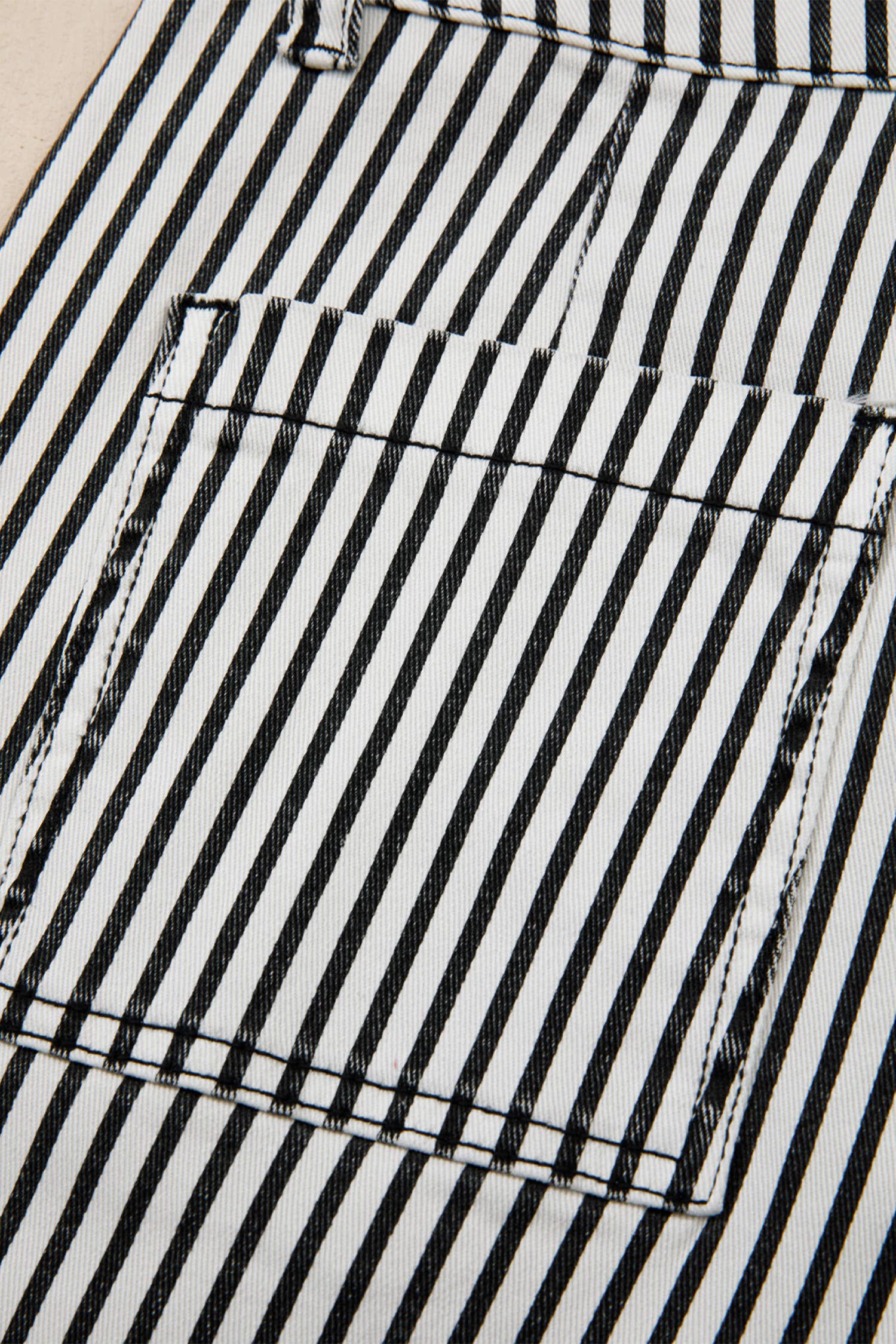 Rayures Noires Jean en denim à taille haute avec poche plaquée et coupe droite en vente sur Faire4