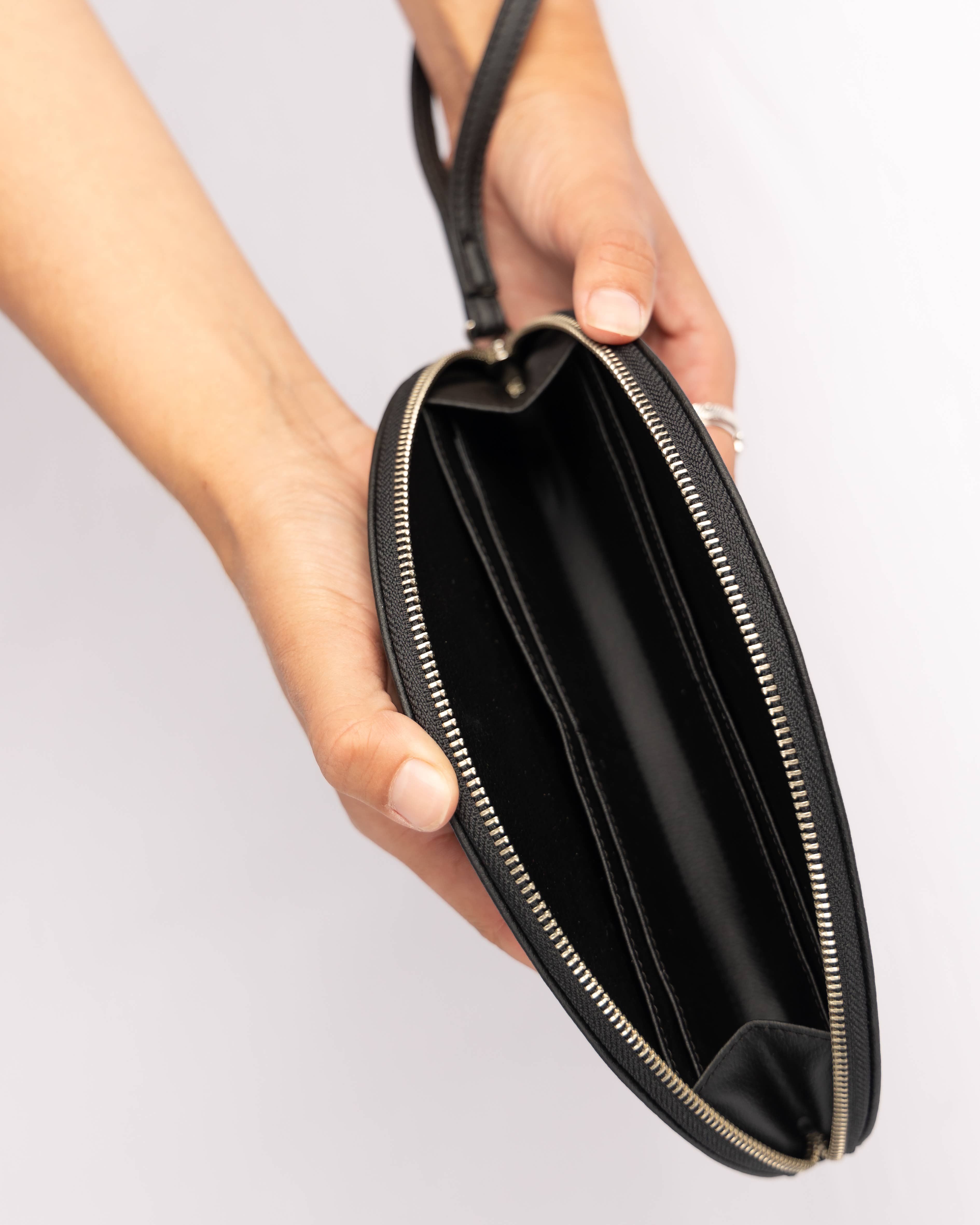 Texcoco Collective – Großhandel Clutch – Damen – 'Media Luna' Clutch-Geldbörse aus Kaktusleder, Schwarz1