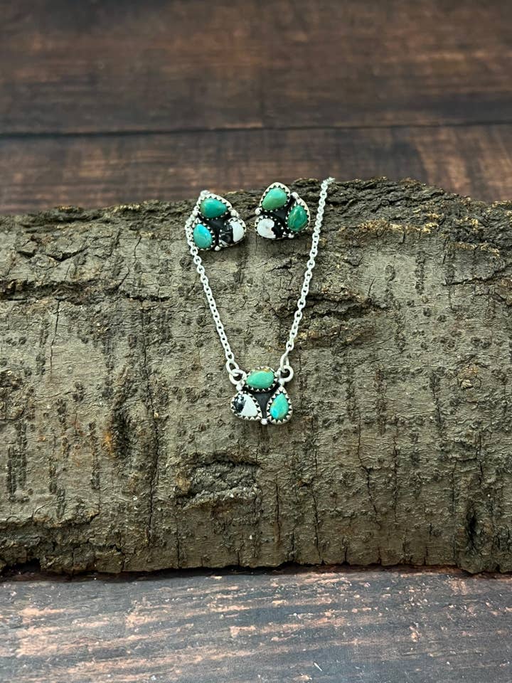 Handgjort halsband och örhänge i sterlingsilver med Kingman och White Buffalo, signerad Nizhoni. för wholesale av Nizhonitradersllc