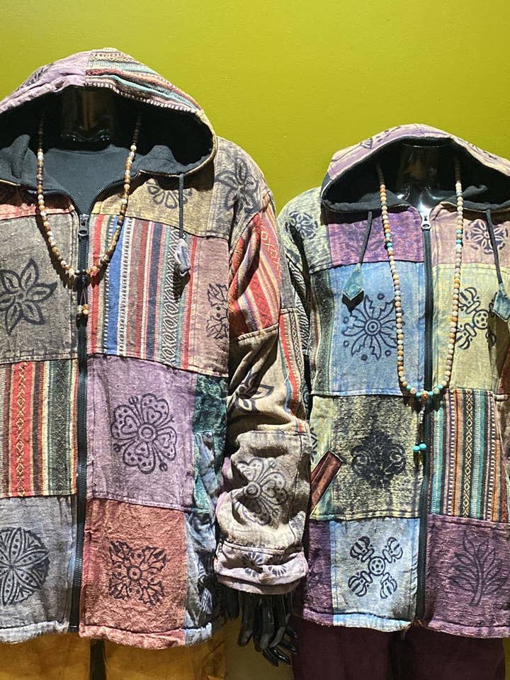 Patchwork & Painting Kapuzenjacke aus Baumwolle mit Reißverschluss und Fleece für den Großhandel von Katmandu Trading Co.