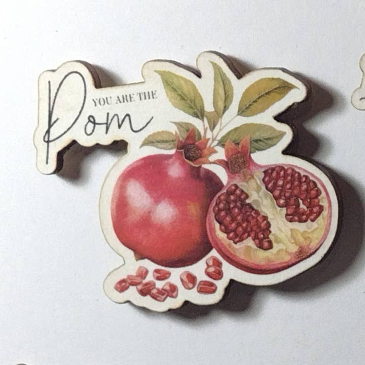 Imán de madera con forma de granada, fabricado en Devon para venta al por mayor de Devon Fox