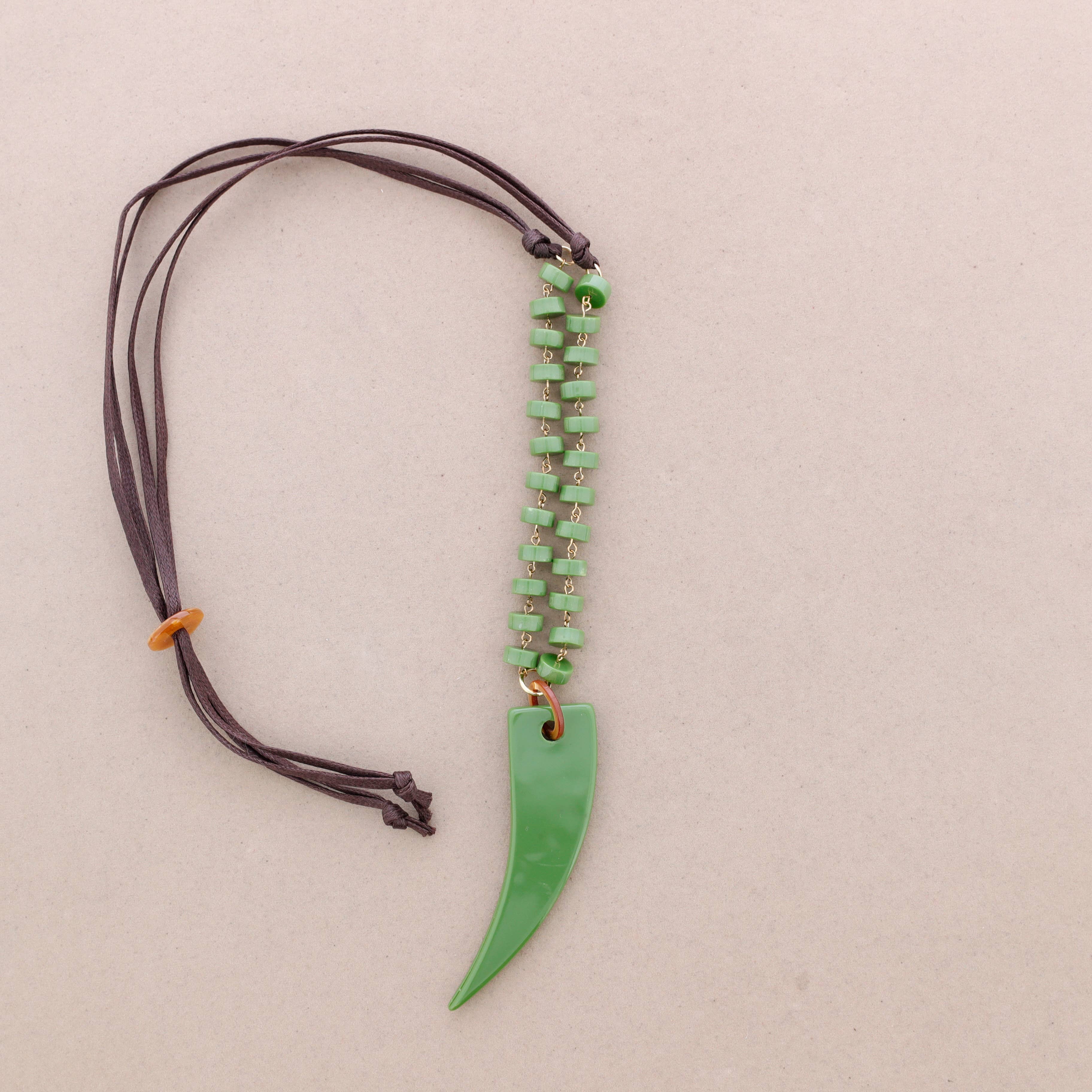 Sonata - Vente Bijoux à boutons pression - Collier long avec pendentif corne en résine1