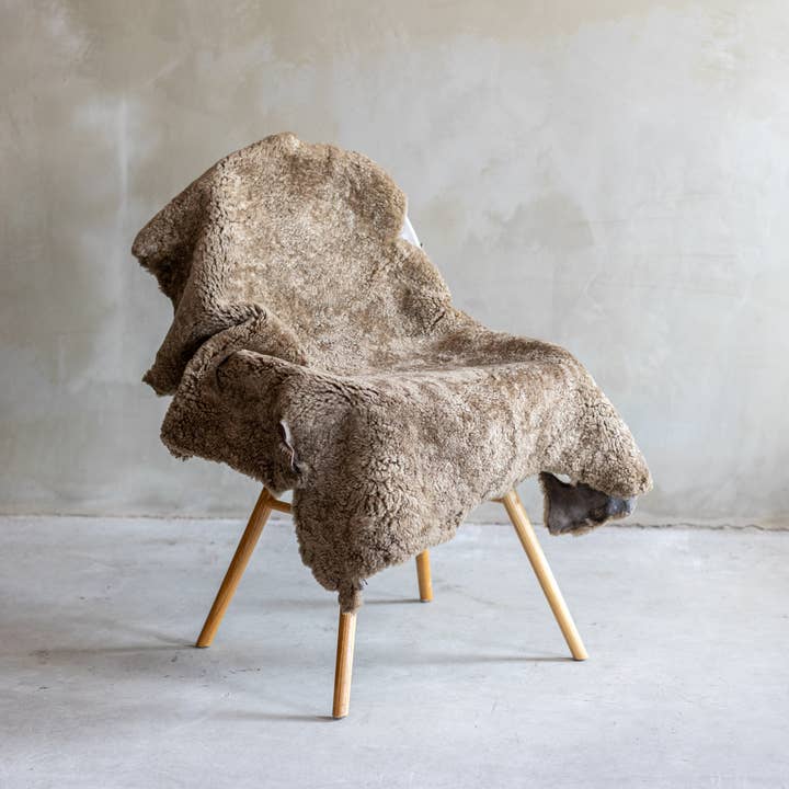 Van Buren – wholesale Chair – Crossbreed sheepskins | 4 colors