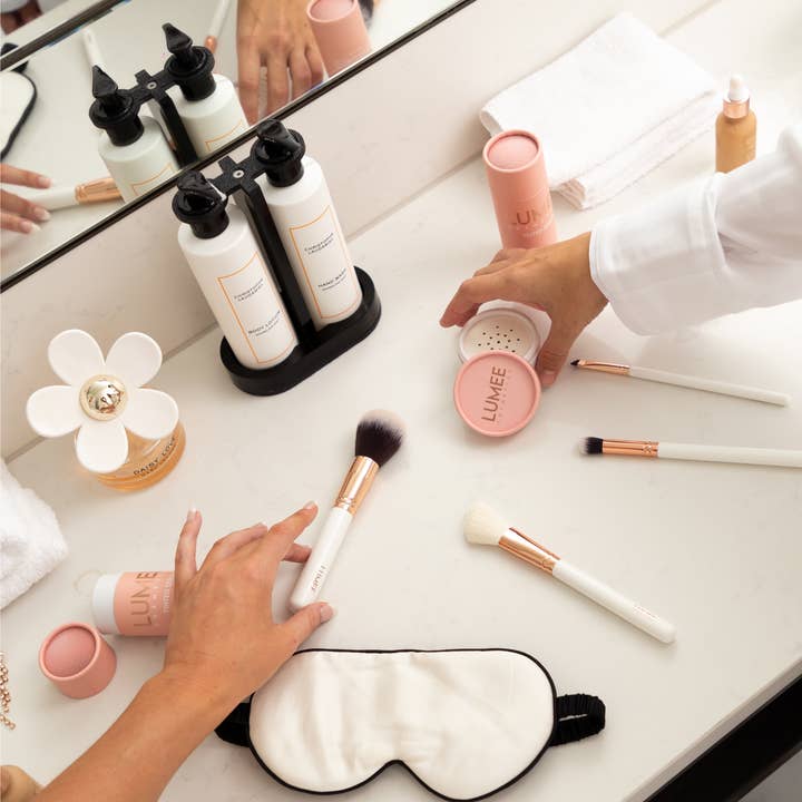 Lumee Cosmetics – wholesale Eye make-up brush – Lumee Pro - Eyeliner Brush1