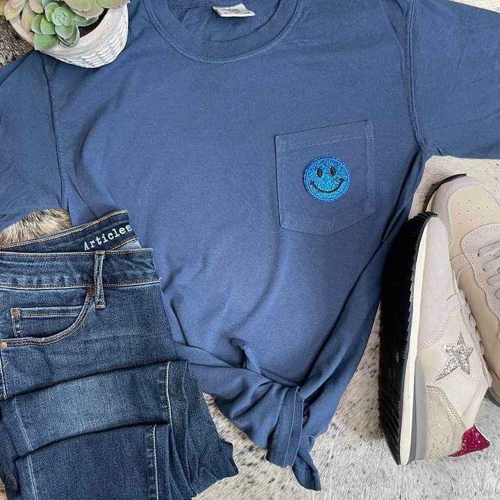 PATCHED Glitter Smiles Pocket T-shirt voor wholesale door Rogue Society Apparel®️