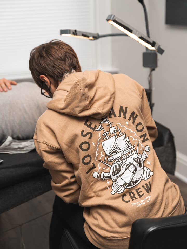 Loose Cannon Crew Sand Hooded Sweatshirt por atacado de South Quarter