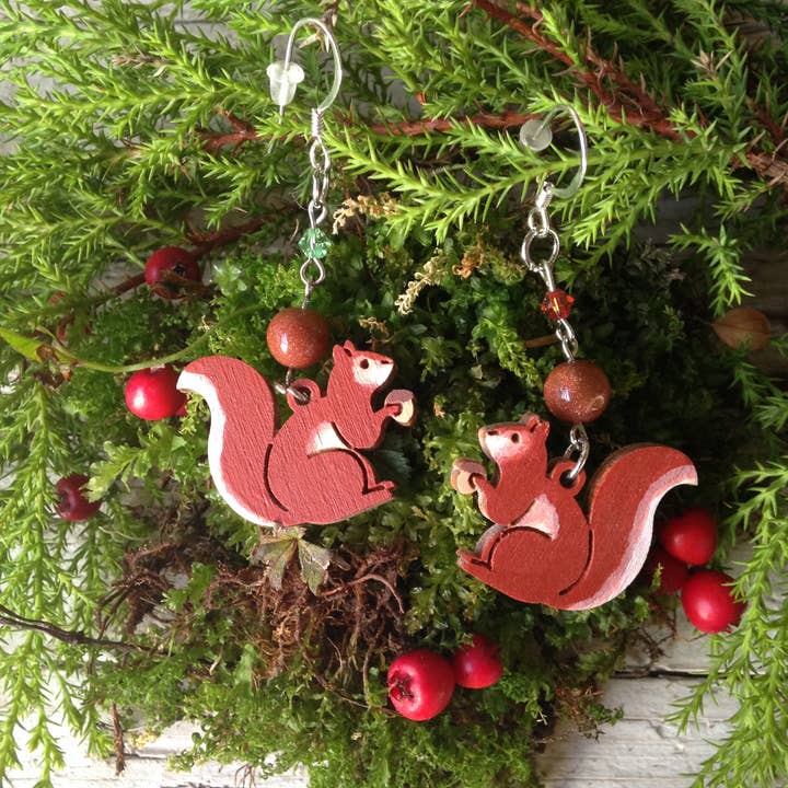 Trä ekorre örhängen med kristaller och sten för wholesale av Daffodil