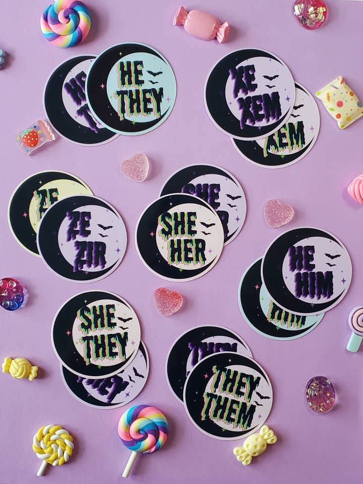 Vinyl Sticker | Spooky Moon & Flagermus søde pronomen klistermærker for engroshandel hos StrangelyArranged