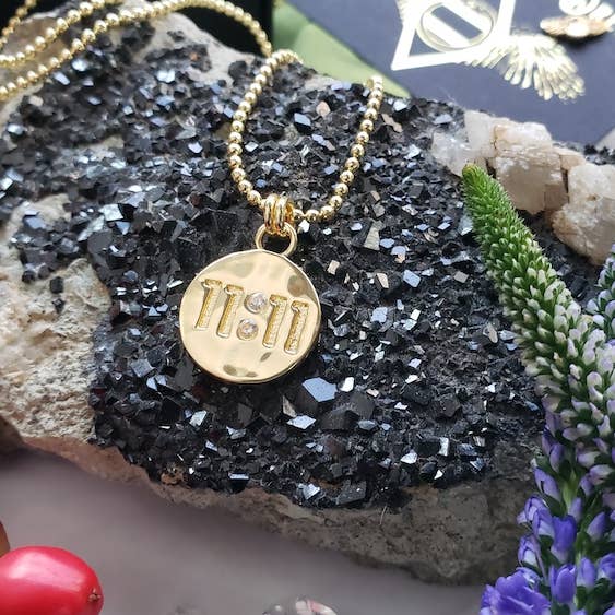 Dreamers of Dreams – wholesale Hänge-/berlockhalsband – 11:11 Guldberlock Medaljong Hängsmycke Halsband