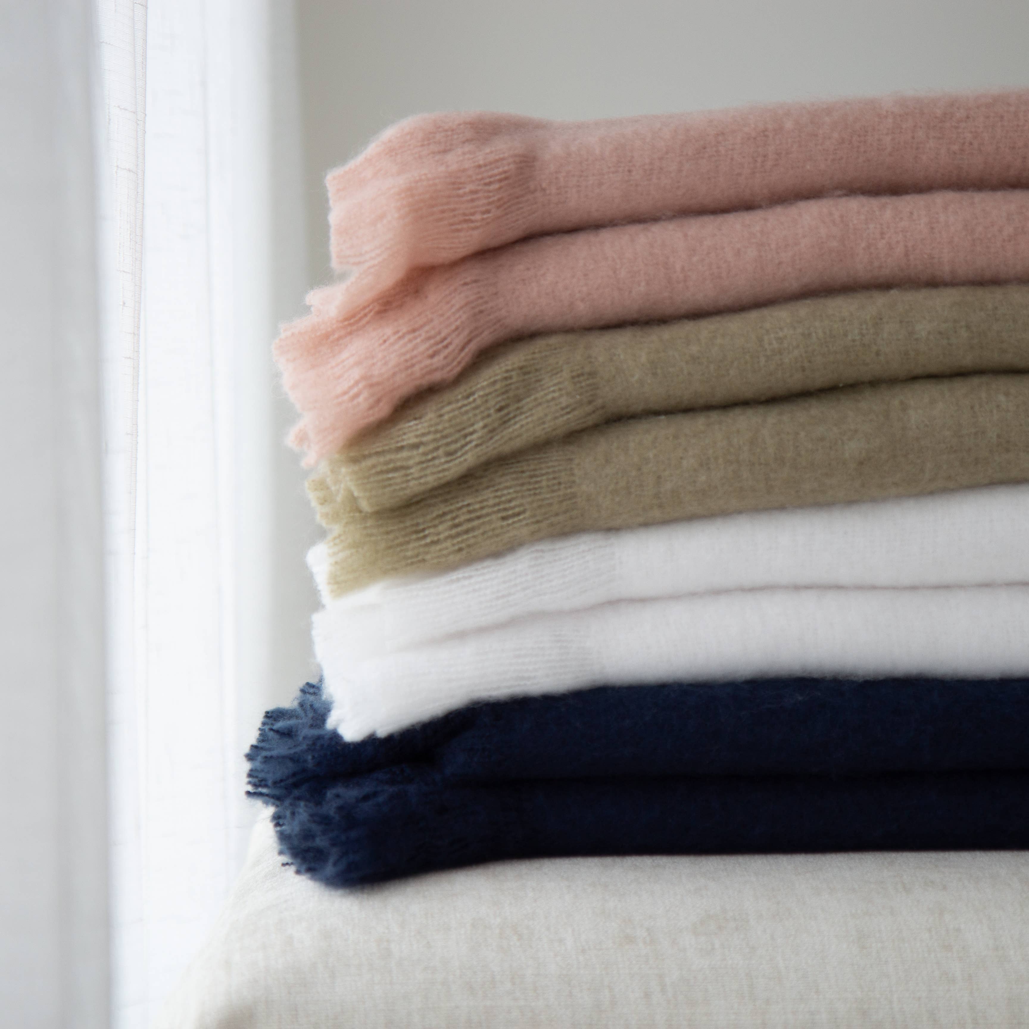 Hvid Adley tæppe i imiteret mohair – blødt, hyggeligt og stilfuldt for engroshandel på Faire4