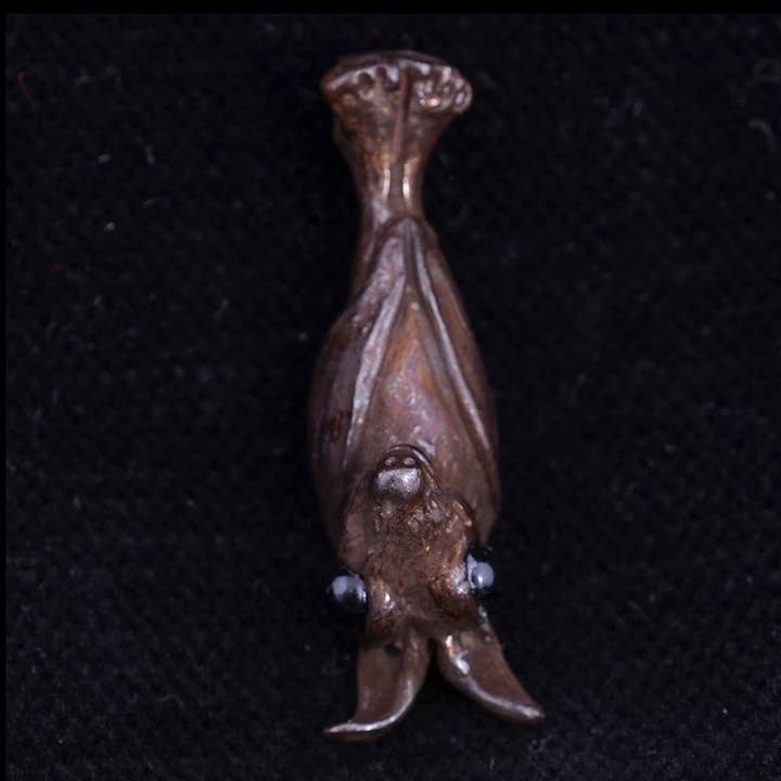 Pipistrello pazzo sottosopra con occhi di onice di Bob Burkett per la vendita all'ingrosso da parte di Tiger Tiger Beads LLC