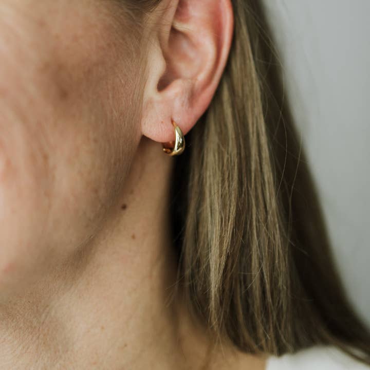 Sydney Rose Co. - Vendita all'ingrosso Orecchini a cerchietto - Huggie Hoops a forma di goccia2