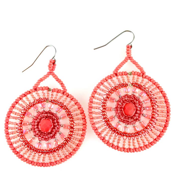 Statement-Ohrring mit Perlen, rund, Mandela, Pfirsichfarben für den Großhandel von KVZ Designs