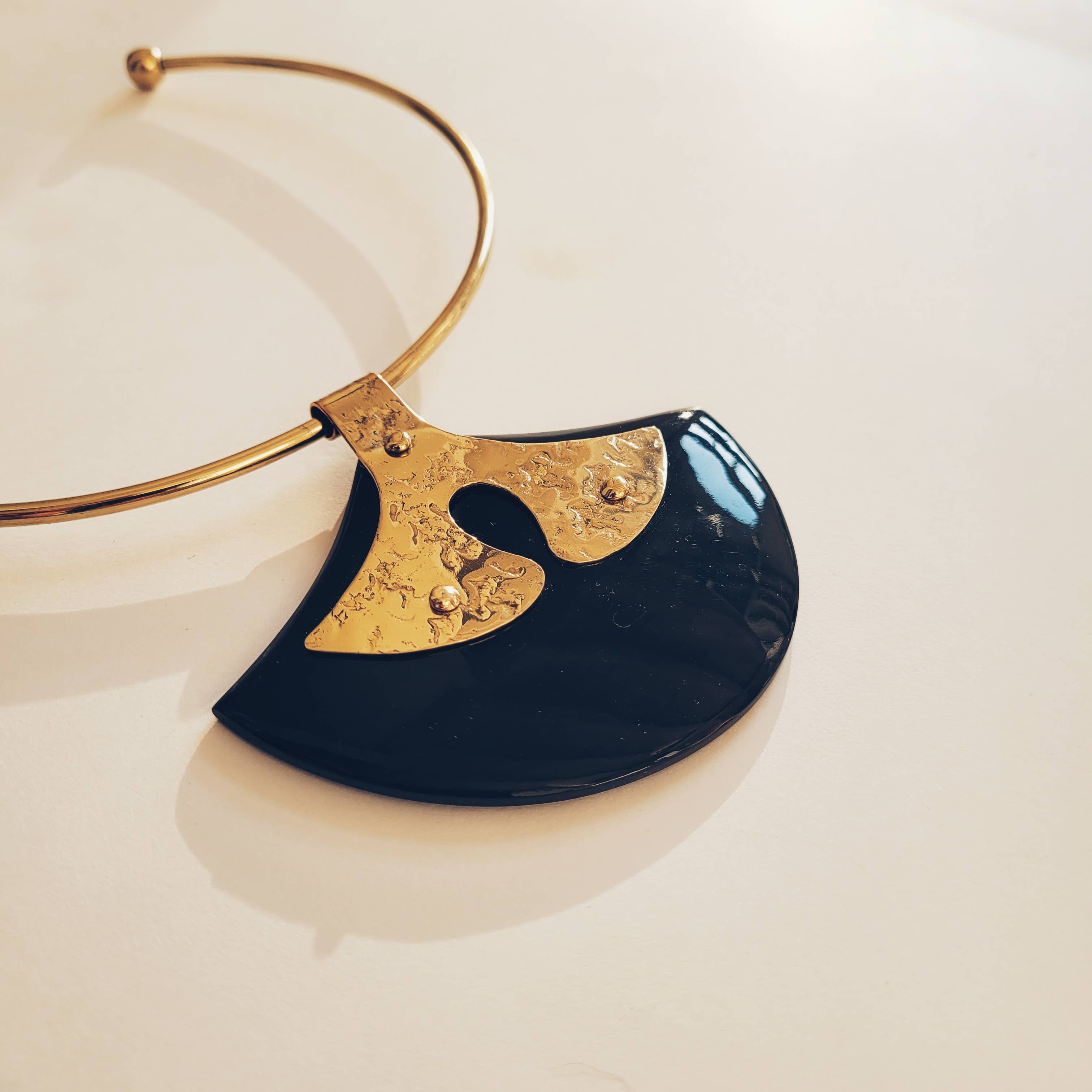 Bisjoux – wholesale Choker/Krage – Snidade horn hamrade mässing uttalande krage choker halsband5