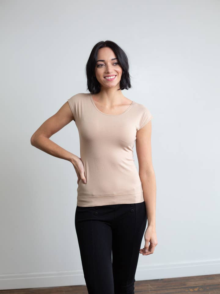 Full-Längd Basic Cap Layering Top för wholesale av Halftee Layering Essentials