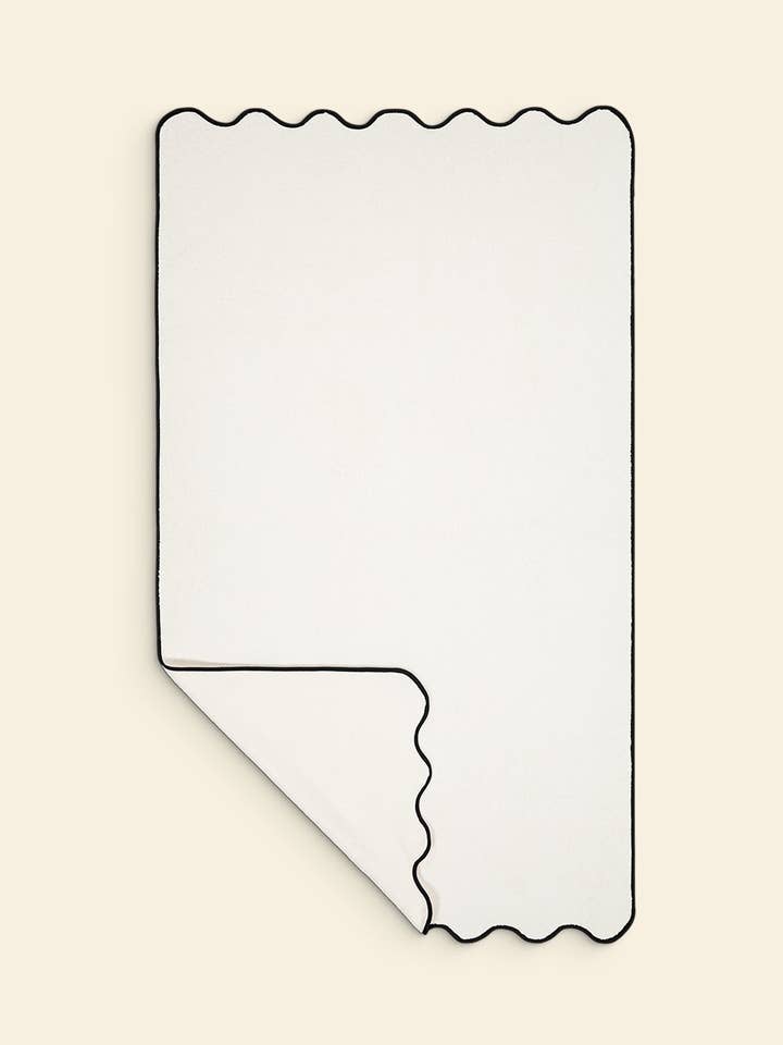 De gegolfde badhanddoek van ivoor en zwart katoen voor wholesale door Tomète