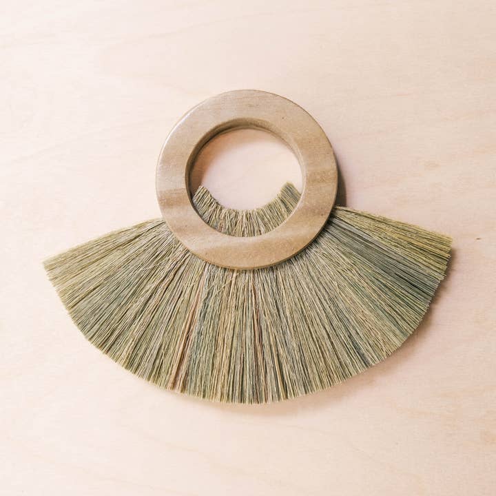 Gemelina Houten Cirkel Handbezem - Uniek Woonaccent | LIKHÂ voor wholesale door LIKHÂ