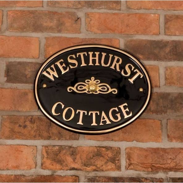 Oval husskylt i mässing 33 X 25cm för wholesale av The House nameplate company