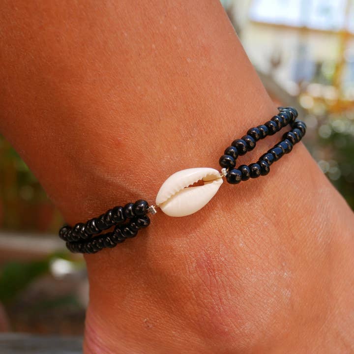 Ankelkæde med skaller, cowrie-skaller og perler for engroshandel hos Boutique Bohème