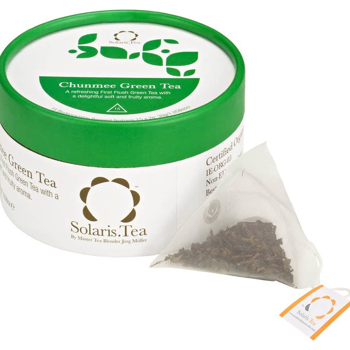 BIO Chun Mee grönt te i cylinder med 15 biologiskt nedbrytbara pyramid-tepåsar à 2 g för wholesale av Solaris Tea / Good Earth Goods e.K.