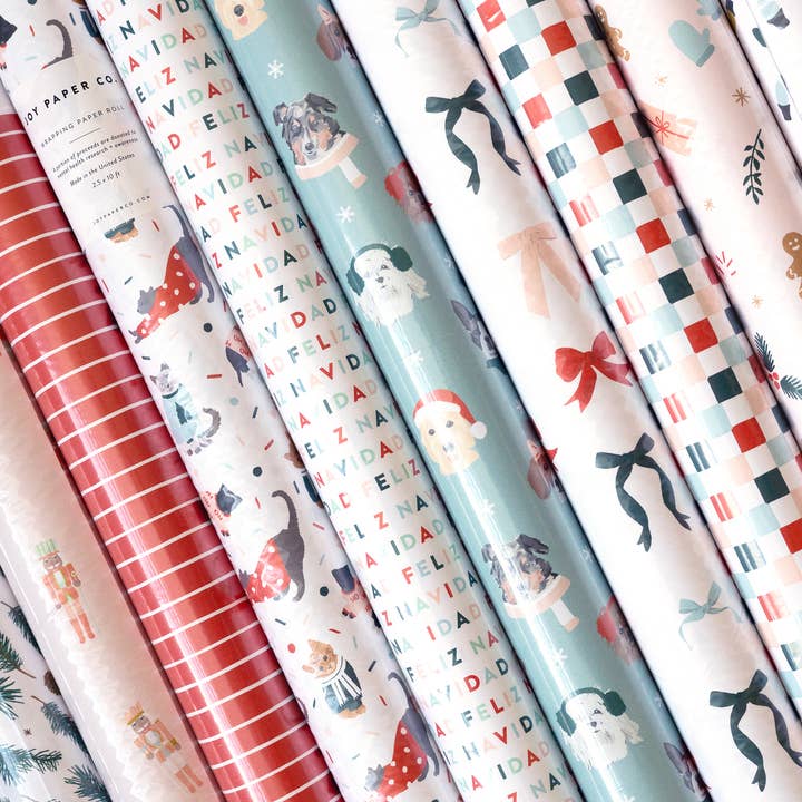 Joy Paper Co. – Engroshandel Indpakningspapir – Lyserødt gavepapir med feriemønster i kontinuerlig rulle