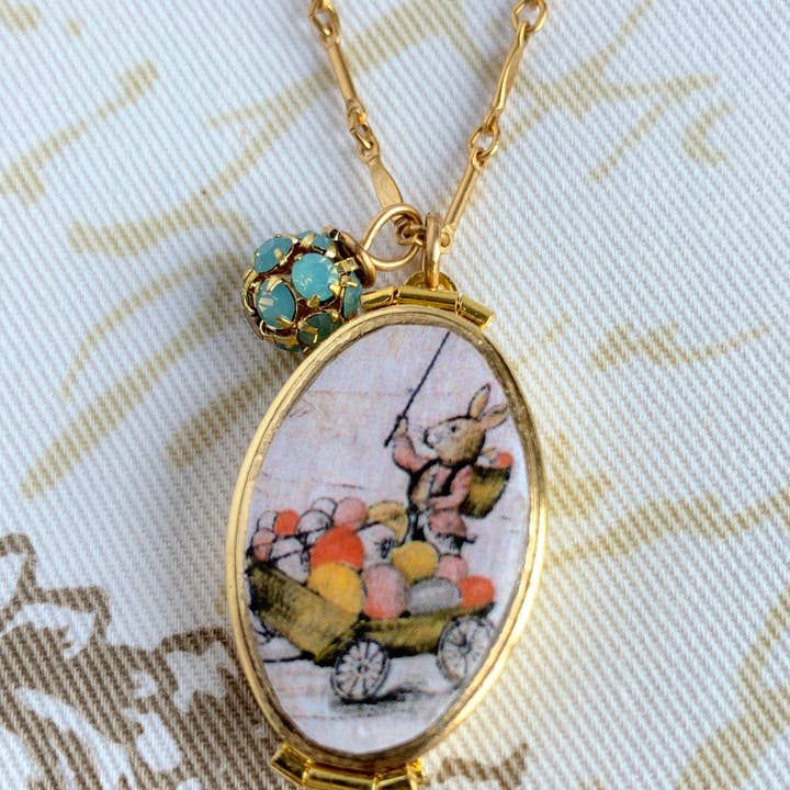 Collier médaillon en forme de lapin de Pâques pour la vente par Lenora Dame