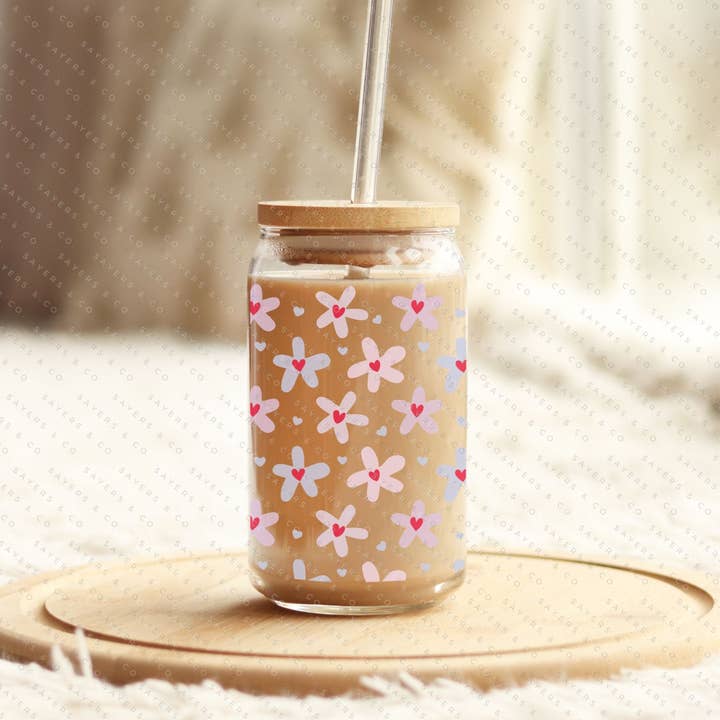 Sayers & Co. - Wholesale Drinking Glass/Cup - 16oz Valentine's Day Daisy Hearts Glass Cup with Bamboo Lid & Straw #1000923