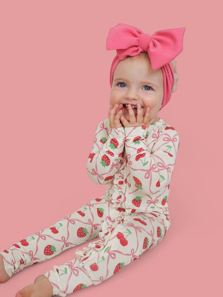 KIRSCHSCHLEIFE BEERENTRAUM RÜSCHENSTRAMPLER für den Großhandel von Dream Big Little Co.