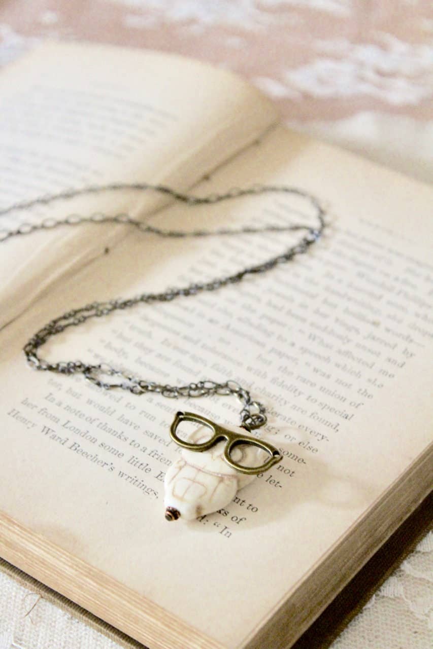 Classically Romantic – Großhandel Kette mit Anhänger/Charm – Off White Eule mit bronzefarbenen Brillen Anhänger lange Halskette7