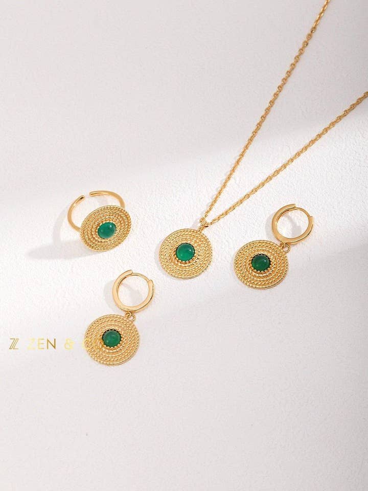 Ensemble de bijoux bohèmes ESMERALDA : boucles d’oreilles pendantes en calcédoine verte, collier pendentif, bague ouverte statement pour la vente par ZEN&CO Studio