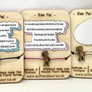 Bracelet à breloques unisexe Wee Pal pour la vente par All the Colour