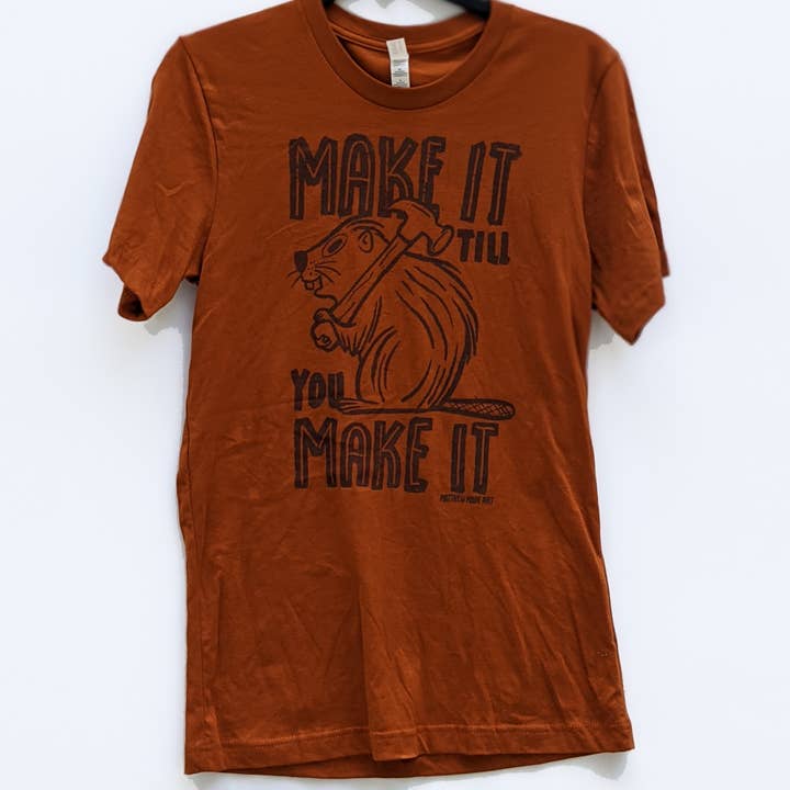 Gör det tills du gör det bäver Unisex T-shirt för wholesale av Matthew Made Art